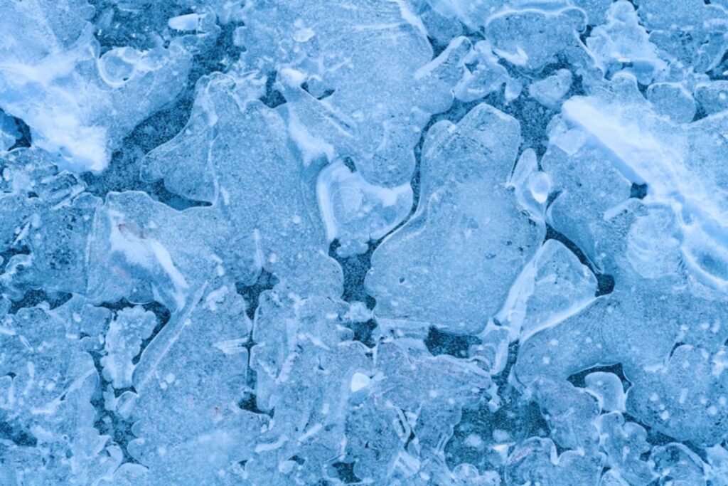 El hielo que nunca sirvió para nada ahora esconde un secreto: con un poco de sal puede producir más electricidad que muchos materiales de laboratorio
