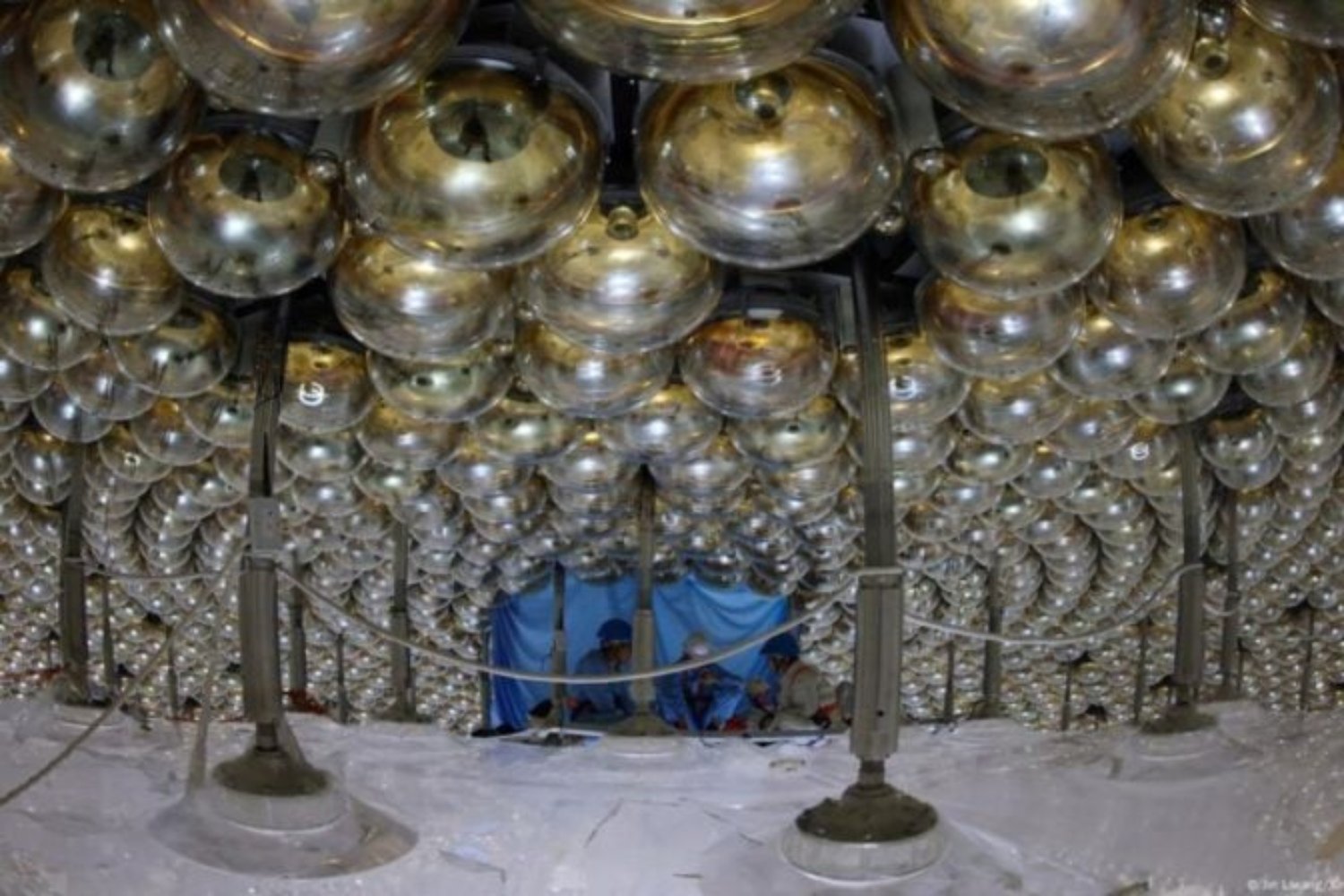 China inaugura JUNO, el mayor detector de neutrinos del mundo: una piscina subterránea diseñada para observar lo invisible