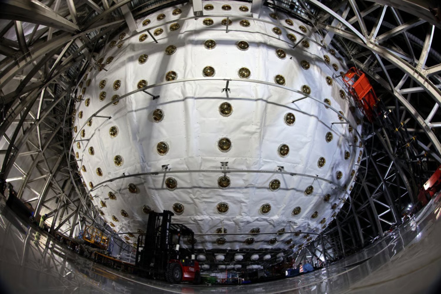 China inaugura JUNO, el mayor detector de neutrinos del mundo: una piscina subterránea diseñada para observar lo invisible