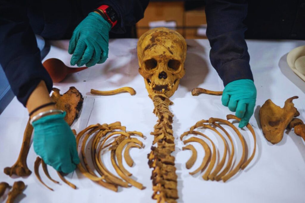 El enigma de Puémape: los cuerpos atados boca abajo que revelan sacrificios de hace 2.300 años en Perú
