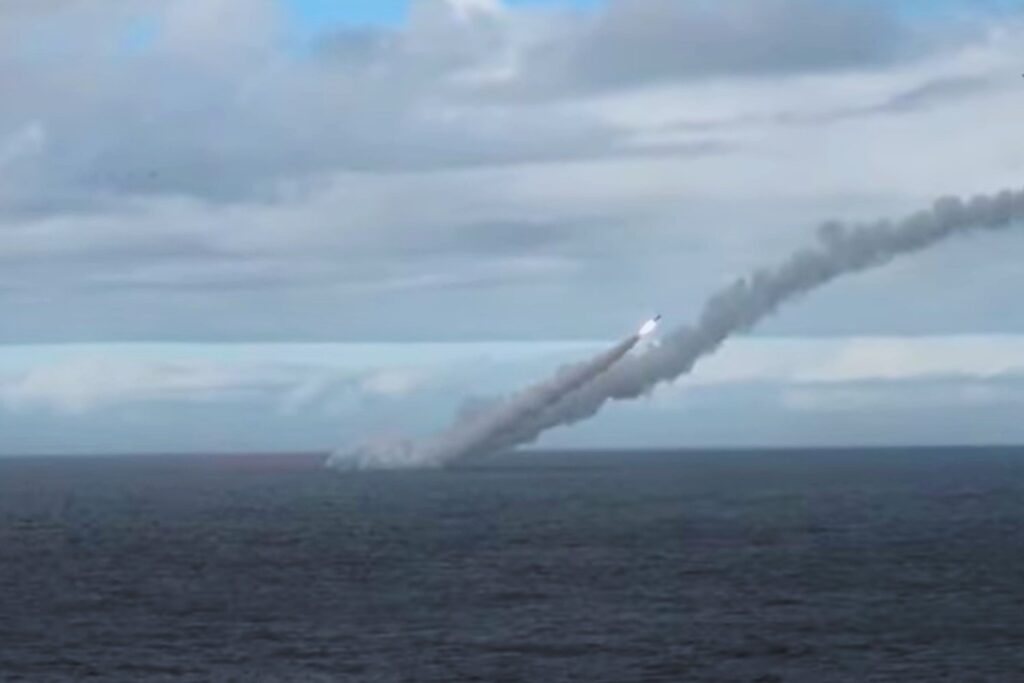 Submarinos nucleares rusos lanzan misiles Oniks y Granit en el Pacífico: una demostración de fuerza en plena tensión naval