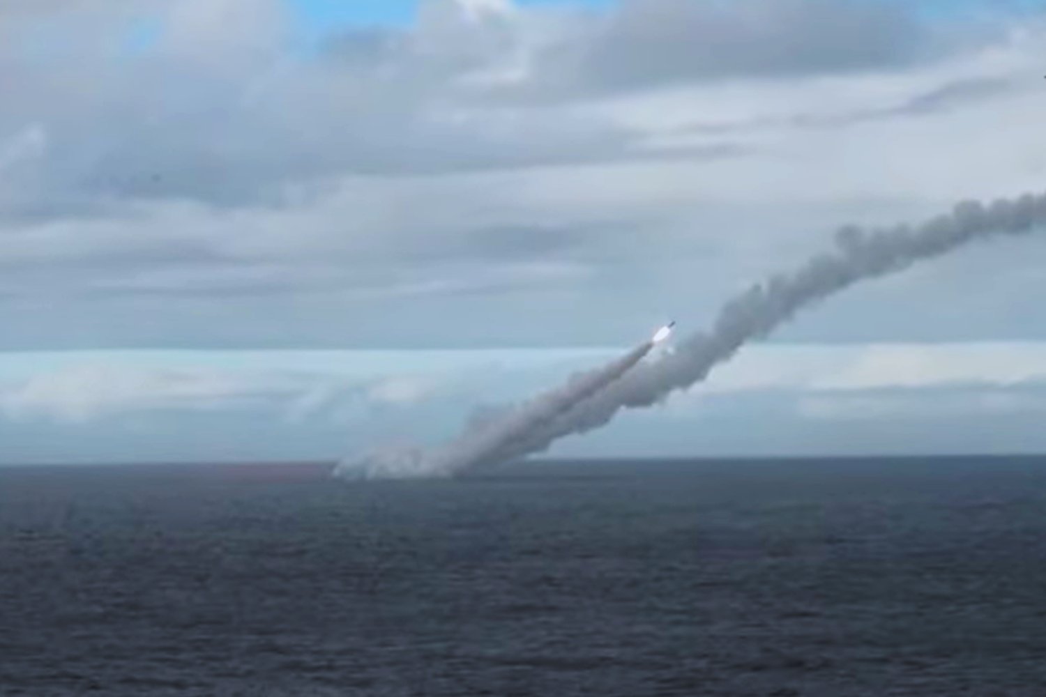 Submarinos nucleares rusos lanzan misiles Oniks y Granit en el Pacífico: una demostración de fuerza en plena tensión naval