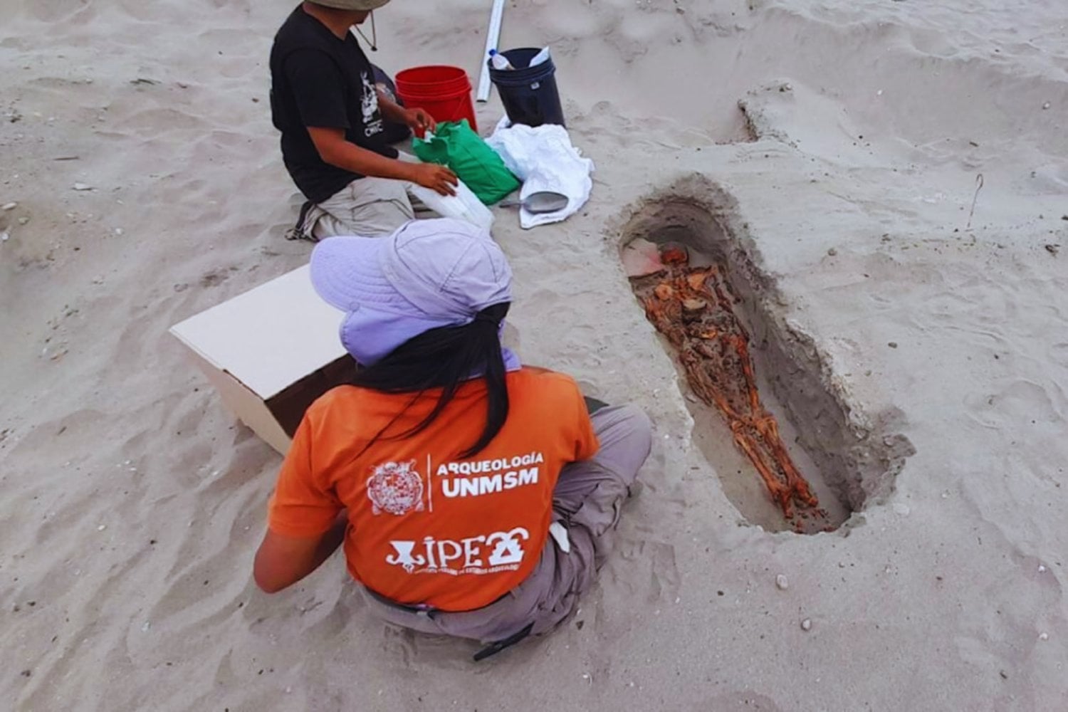 El enigma de Puémape: los cuerpos atados boca abajo que revelan sacrificios de hace 2.300 años en Perú