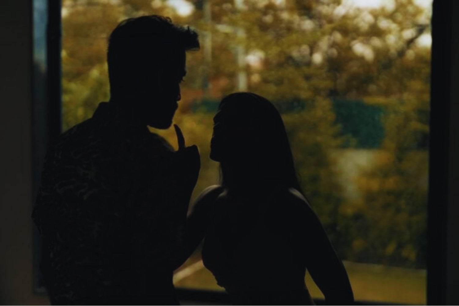 Jugamos a escondernos de niños. De adultos seguimos esperando que nos encuentren