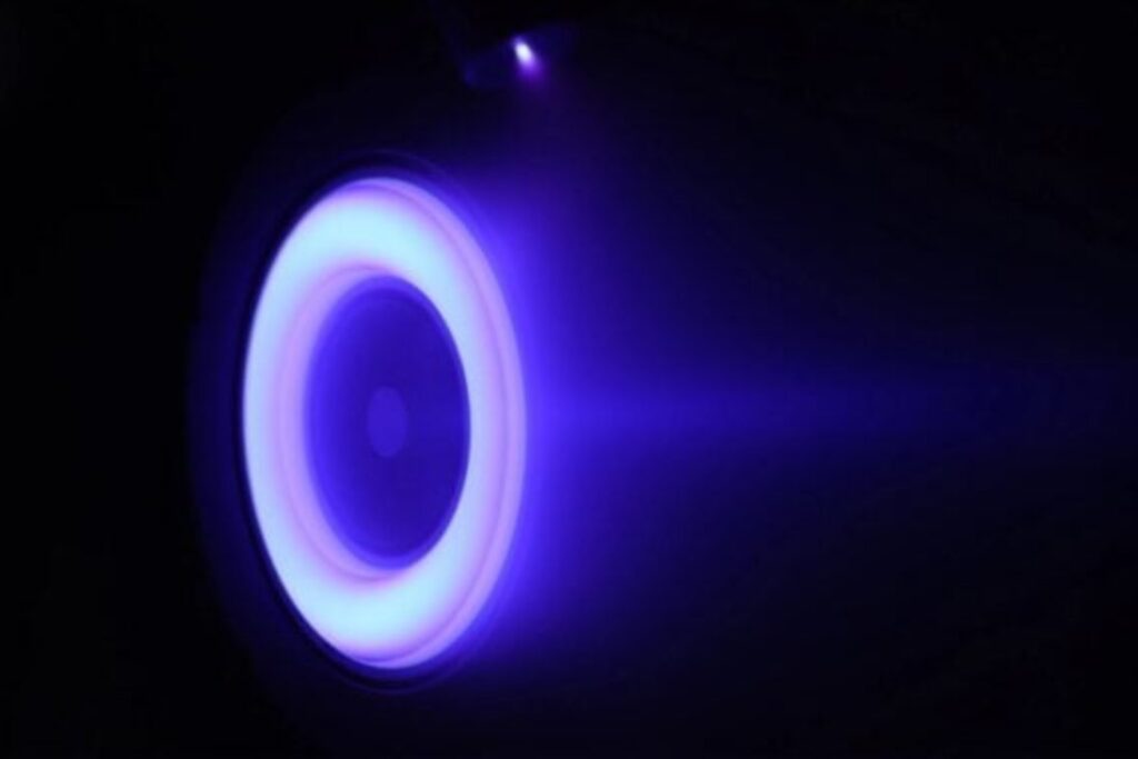 Basura espacial a 28.000 km/h: el invento japonés que usa plasma para eliminarla sin contacto y de forma segura