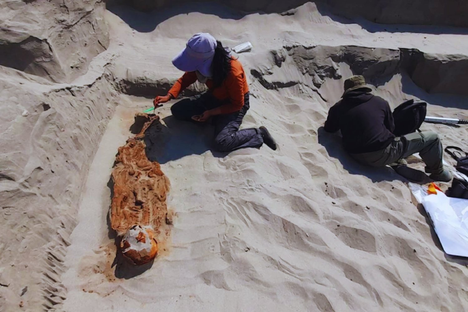 El enigma de Puémape: los cuerpos atados boca abajo que revelan sacrificios de hace 2.300 años en Perú