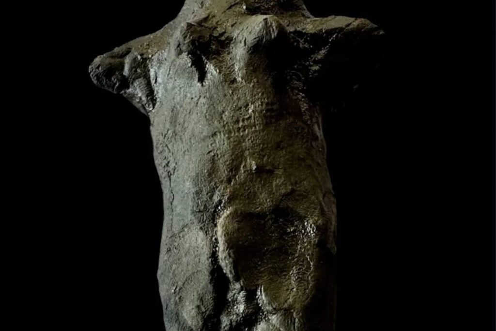 Arqueólogos hallan en Italia una estatuilla de 3.000 años con huellas dactilares intactas gracias a la conservación bajo un lago volcánico
