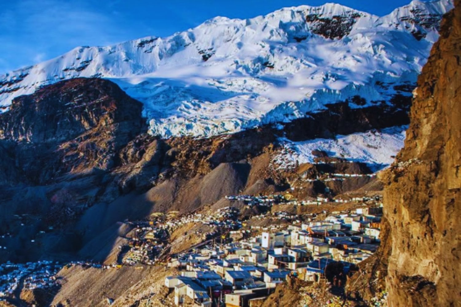 Donde vivir es como estar siempre en la cima de una montaña. El pueblo andino que sobrevive con la mitad del oxígeno y la promesa del oro