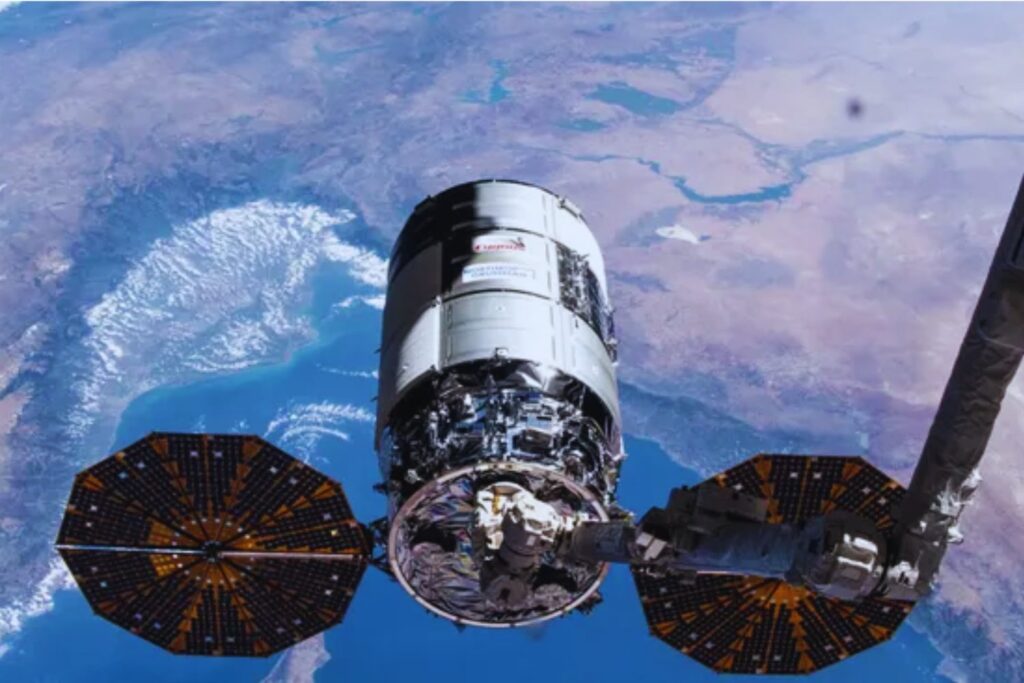 Un carguero inesperado y un pequeño sobresalto en la órbita terrestre