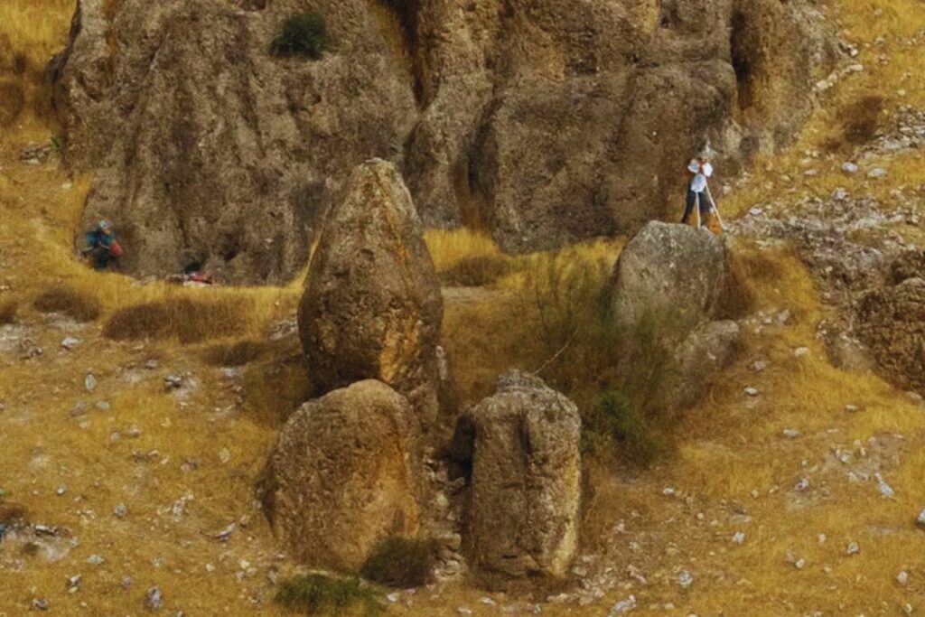 Un santuario íbero alineado con el sol revela rituales de hace 2.500 años en España. La sombra de un monolito y la luz del solsticio dibujaban un símbolo sagrado que unía cielo y tierra