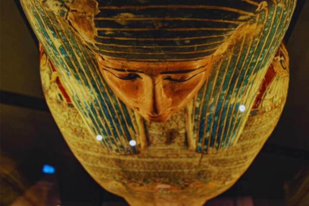Una estatua encontrada en Egipto podría cambiar lo que creíamos sobre Cleopatra. Los arqueólogos discrepan y el misterio de su tumba sigue abierto