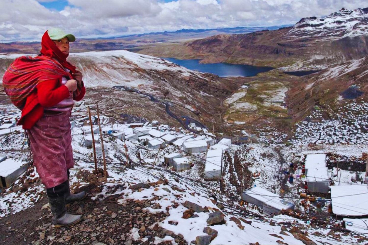 Donde vivir es como estar siempre en la cima de una montaña. El pueblo andino que sobrevive con la mitad del oxígeno y la promesa del oro