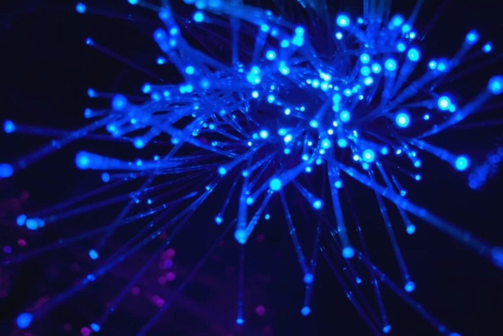 El futuro del internet podría no estar en la fibra óptica: así son los canales huecos que prometen multiplicar por mil la transmisión de datos