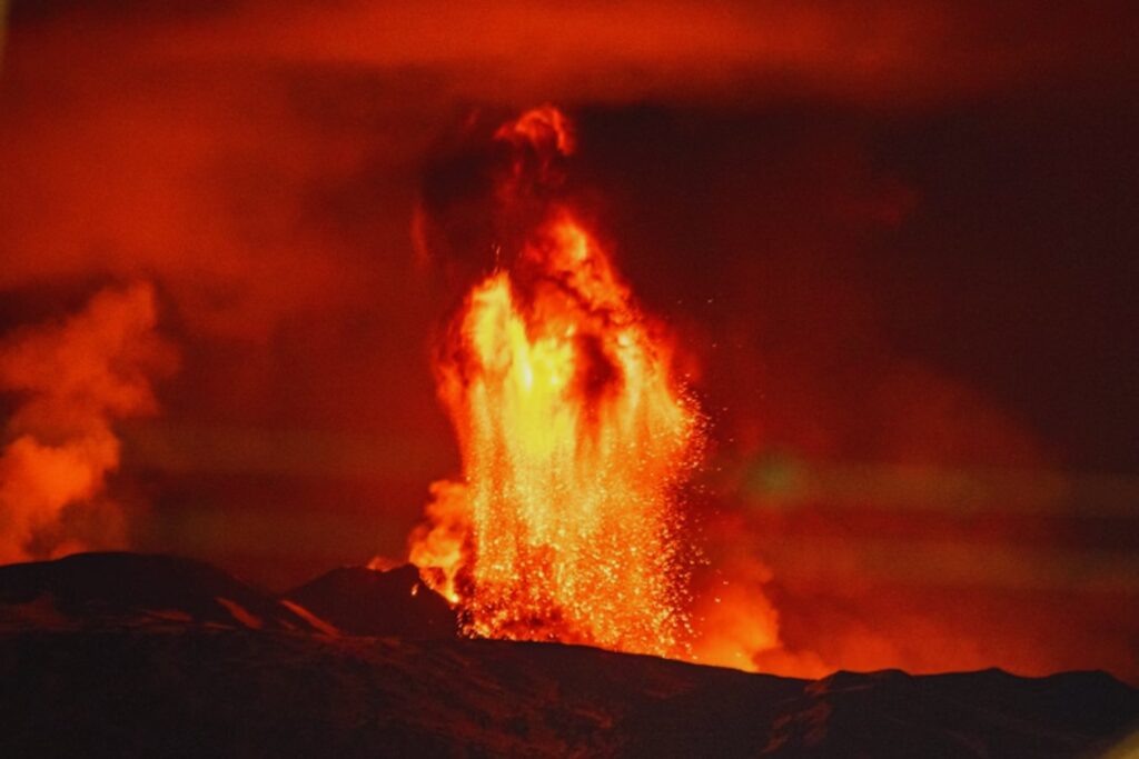 Cuando el mundo casi se apagó: la erupción del Toba hace 74.000 años que cubrió el planeta de cenizas y puso al Homo sapiens contra las cuerdas