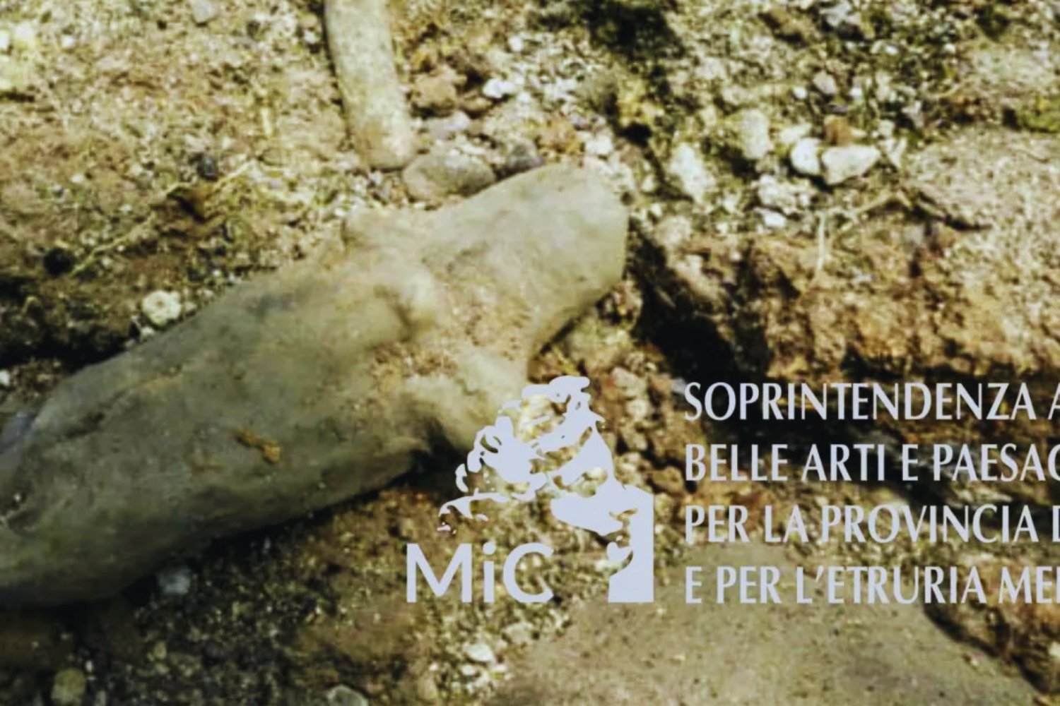 Arqueólogos hallan en Italia una estatuilla de 3.000 años con huellas dactilares intactas gracias a la conservación bajo un lago volcánico