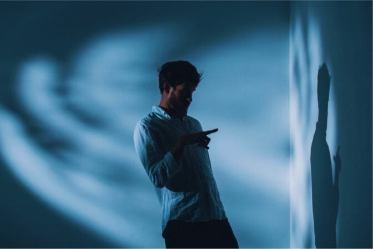 Hablar solo ya no es raro: la psicología lo entiende como un superpoder oculto del cerebro