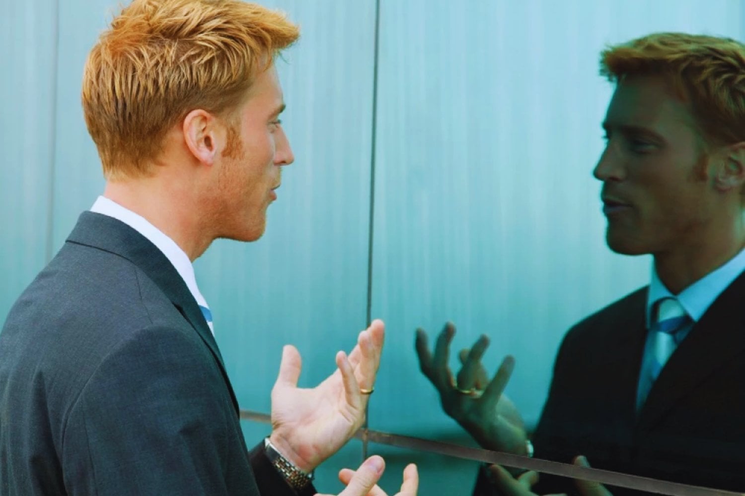 Hablar solo ya no es raro: la psicología lo entiende como un superpoder oculto del cerebro