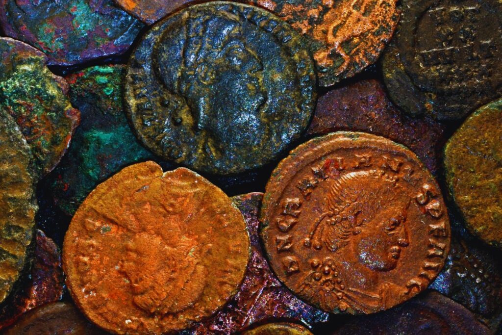 Un hallazgo inesperado bajo las aguas de Cerdeña: 50.000 monedas romanas que reescriben la historia del comercio en el Mediterráneo