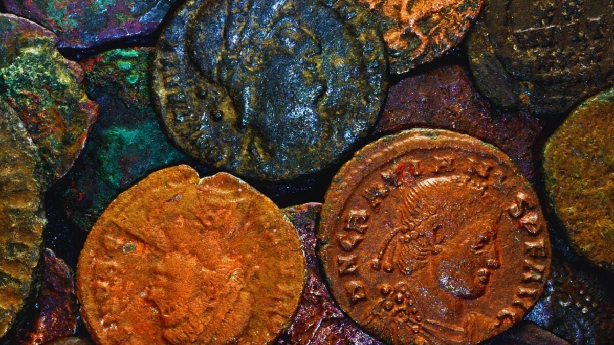 Un buceador vio algo metálico entre la posidonia de Cerdeña y avisó a las autoridades. Lo que había bajo el mar eran hasta 50.000 monedas romanas del siglo IV