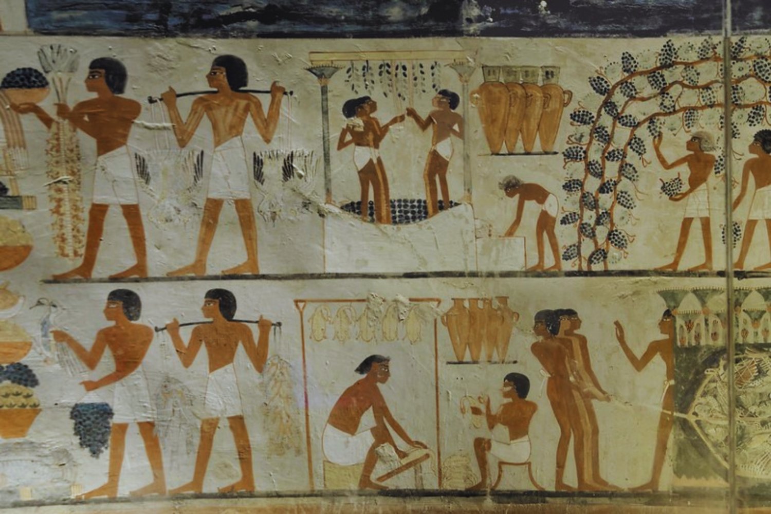 Cuando Egipto dejó de levantar pirámides y empezó a horadar montañas: las tumbas saff y el enigma de sus puertas infinitas