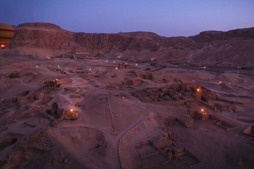 Cuando Egipto dejó de levantar pirámides y empezó a horadar montañas: las tumbas saff y el enigma de sus puertas infinitas