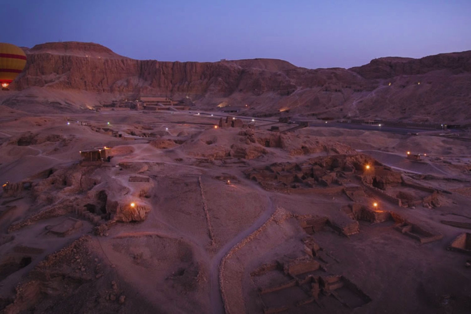 Cuando Egipto dejó de levantar pirámides y empezó a horadar montañas: las tumbas saff y el enigma de sus puertas infinitas