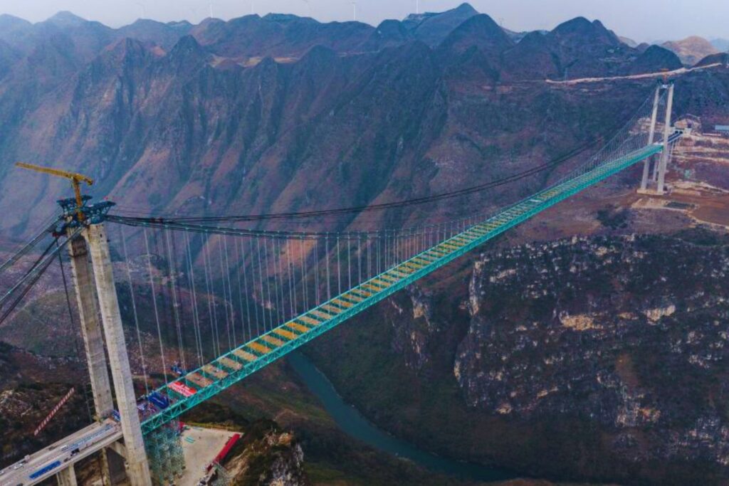 El puente más alto del mundo ya está en China: una carretera suspendida entre nubes que reduce viajes imposibles