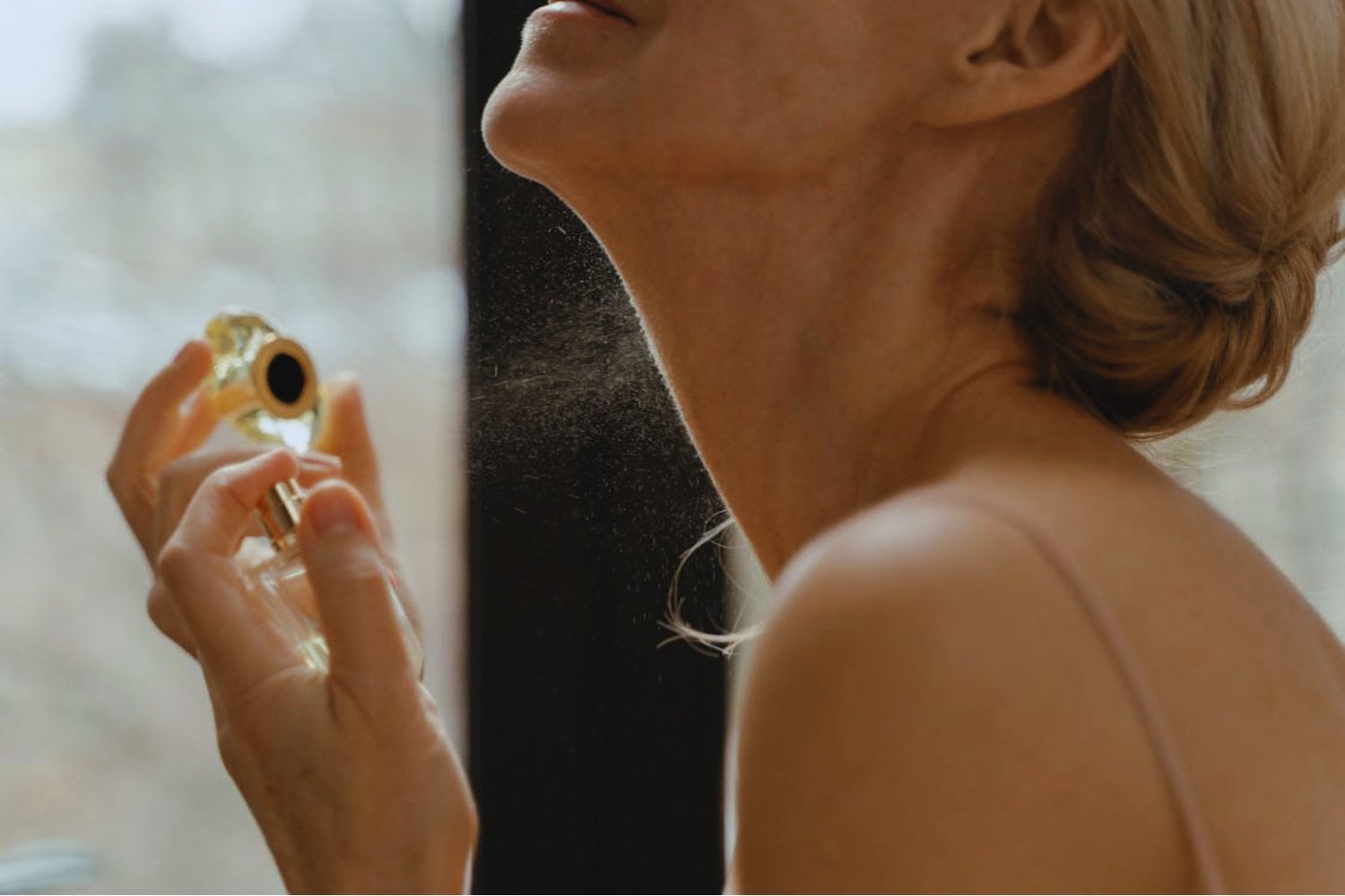 La razón médica por la que nunca deberías aplicar perfume en tu cuello