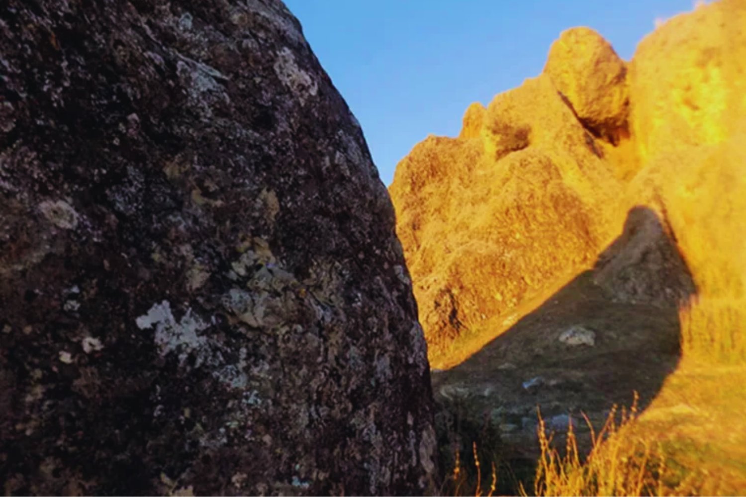 Un santuario íbero alineado con el sol revela rituales de hace 2.500 años en España. La sombra de un monolito y la luz del solsticio dibujaban un símbolo sagrado que unía cielo y tierra