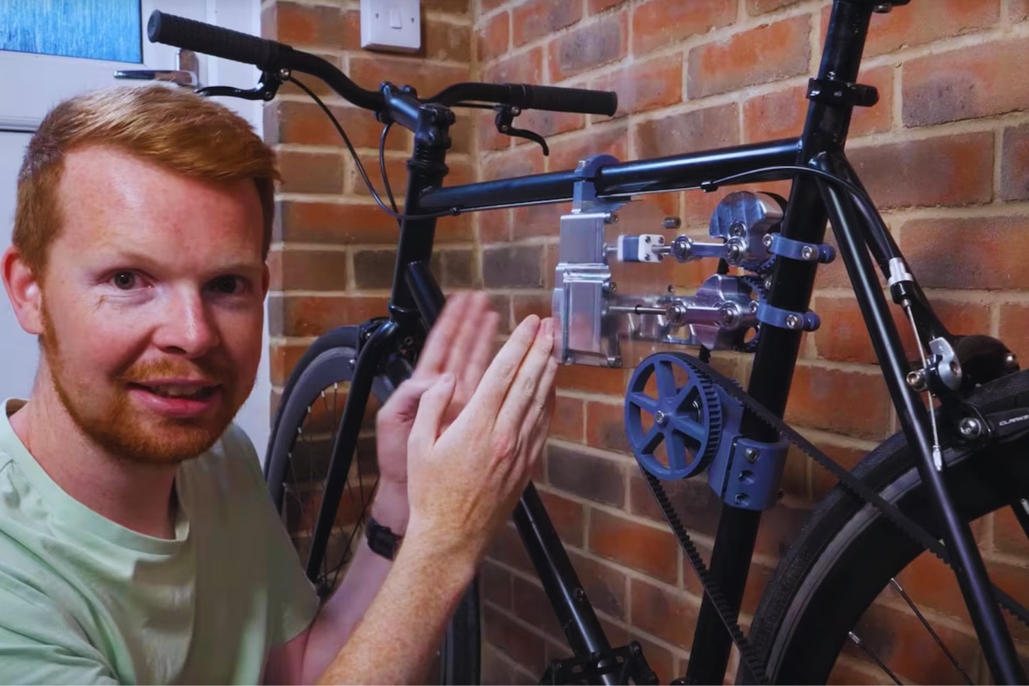 La bicicleta que no necesita gasolina ni baterías. Solo un motor de hace 200 años