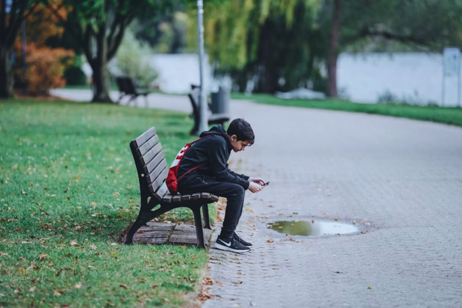 No son solo redes sociales ni la pandemia. Los expertos hablan de “combos problemáticos” que explican por qué los jóvenes viven más infelicidad