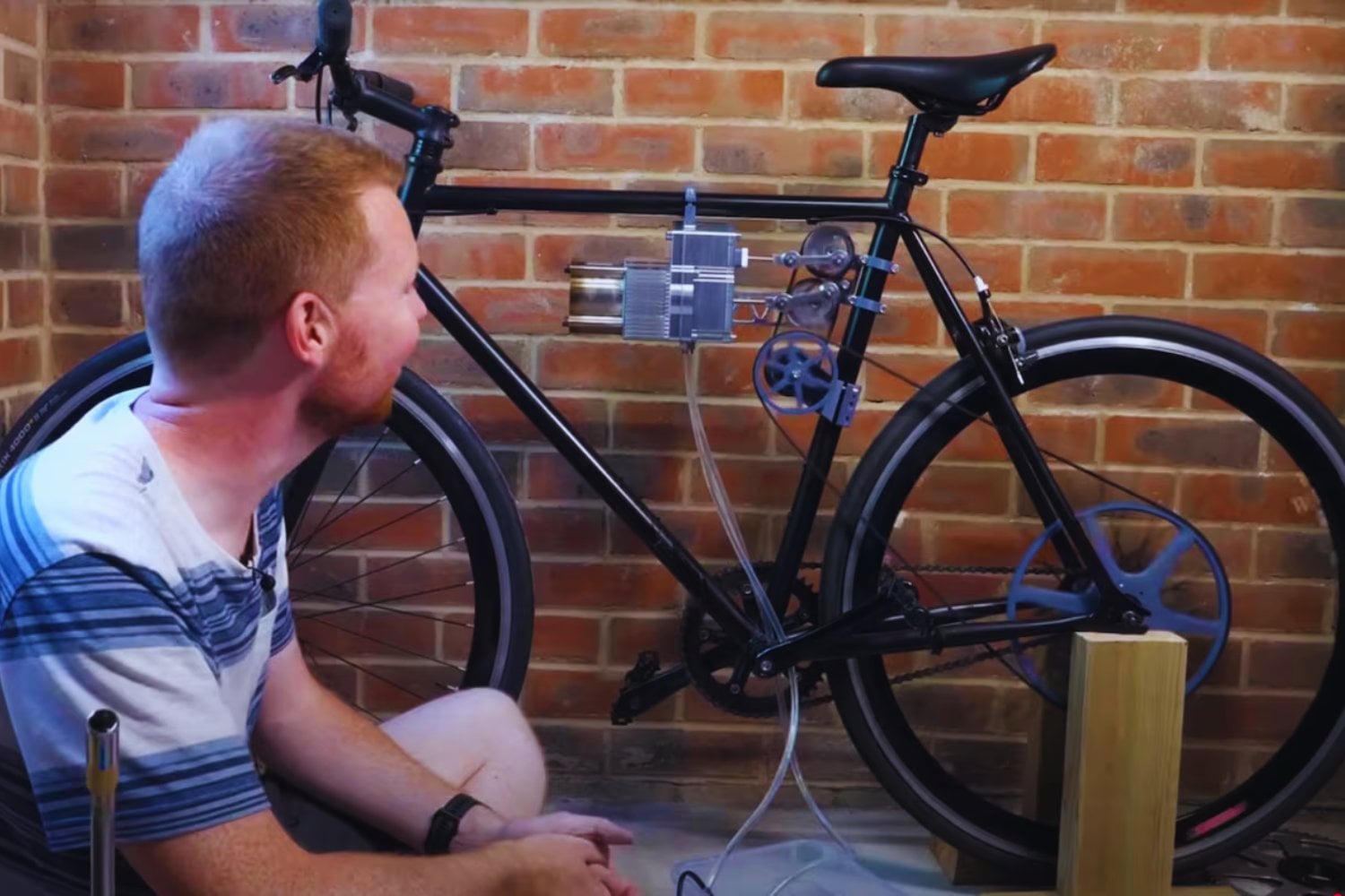 La bicicleta que no necesita gasolina ni baterías. Solo un motor de hace 200 años