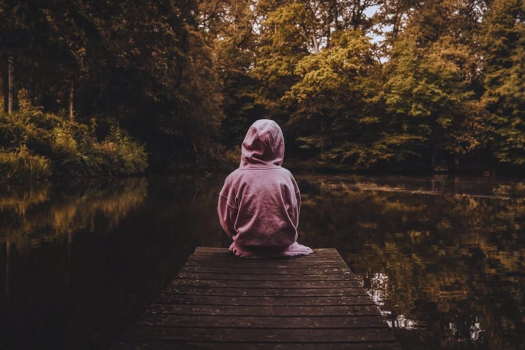 No son solo redes sociales ni la pandemia. Los expertos hablan de “combos problemáticos” que explican por qué los jóvenes viven más infelicidad