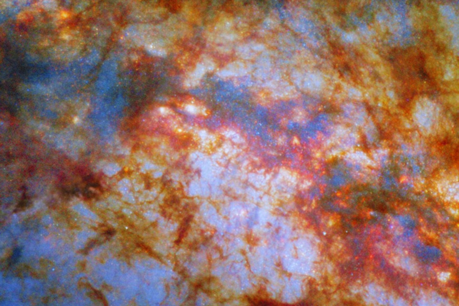 El Hubble revela el corazón ardiente de la galaxia del Cigarro y muestra cómo nacen las estrellas a un ritmo frenético