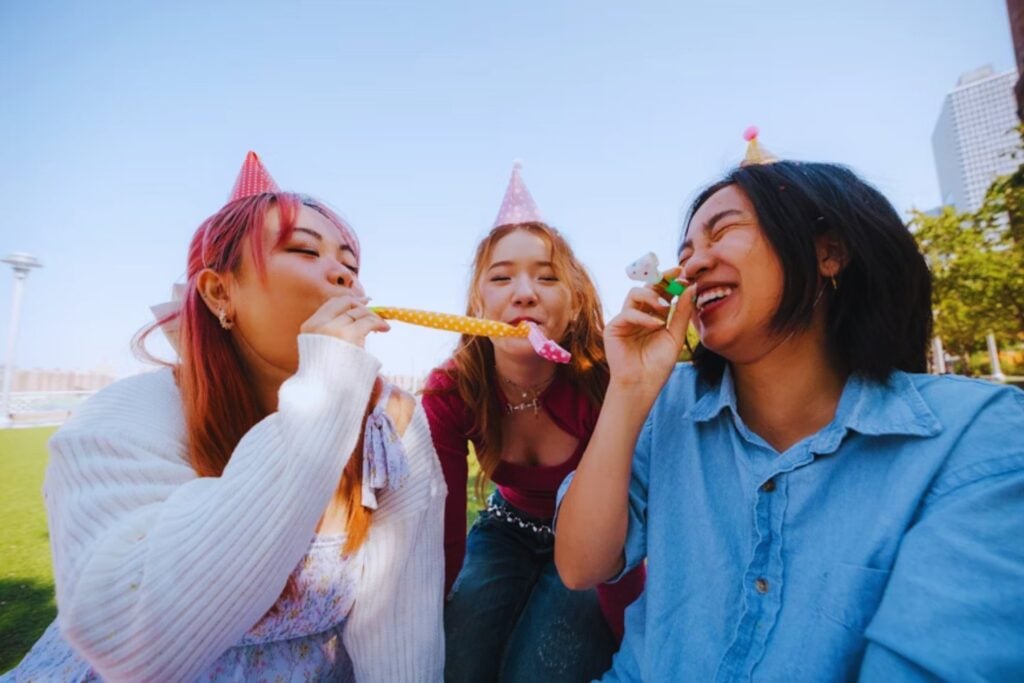 La adultez ya no empieza a los 18. La Generación Z la retrasa hasta los 27 y redefine qué significa madurar