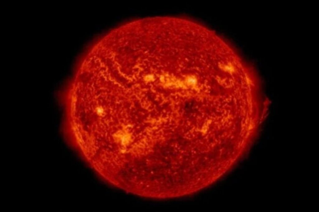 El telescopio solar más potente del mundo desveló estructuras invisibles en la corona del Sol: el hallazgo llega cuando peligra su futuro