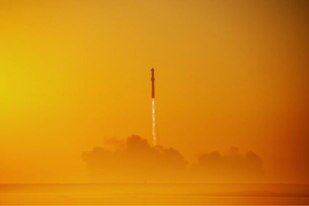 Cohetes a mitad de precio y producción en masa. Así quiere China arrebatarle el espacio a Elon Musk.