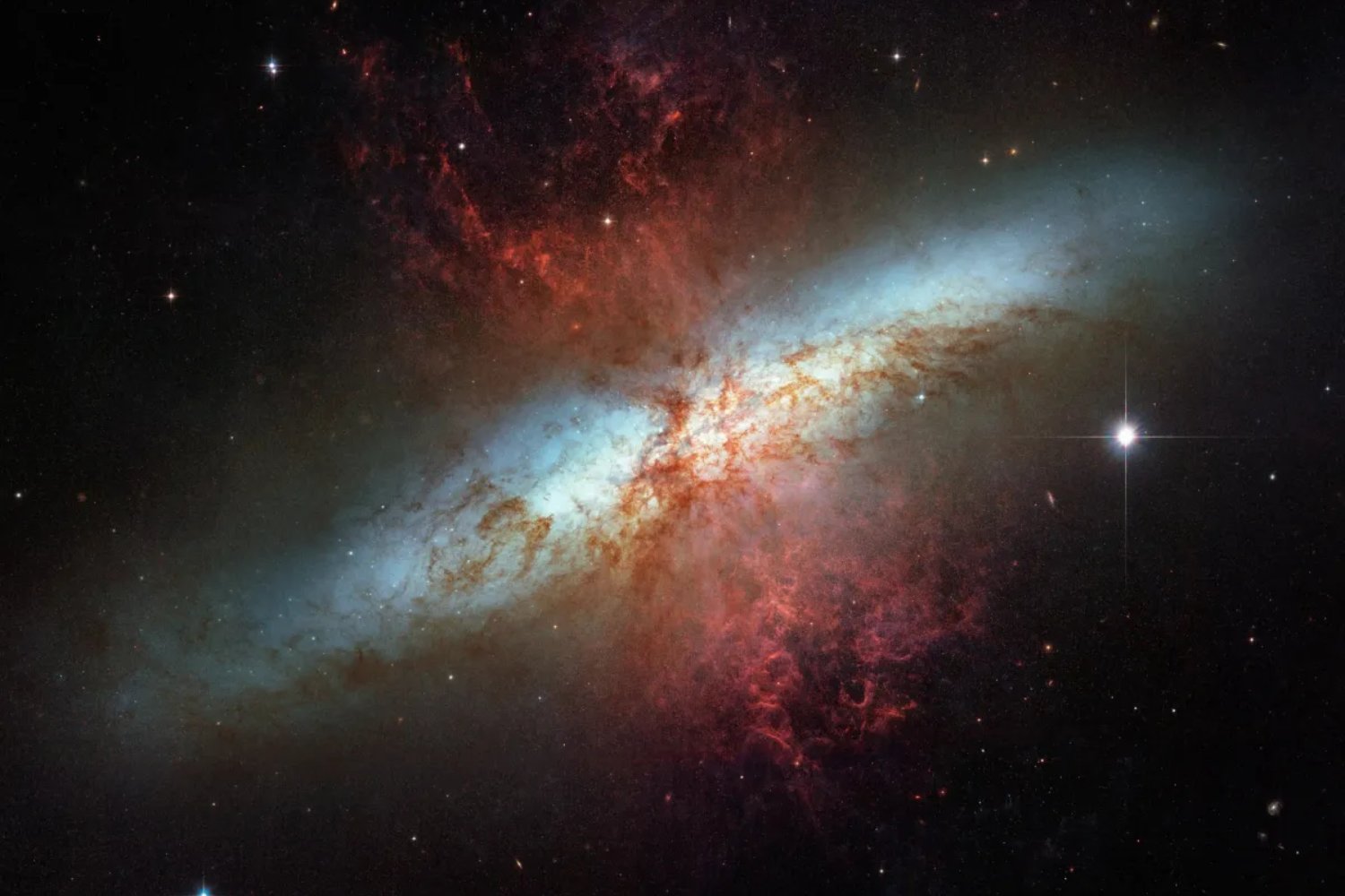El Hubble revela el corazón ardiente de la galaxia del Cigarro y muestra cómo nacen las estrellas a un ritmo frenético