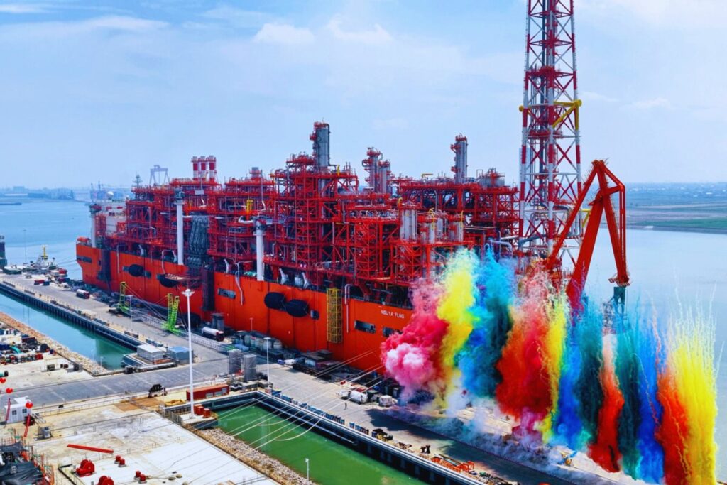 El nuevo récord marítimo de China tiene forma de planta flotante de gas: 376 metros de largo y destino África