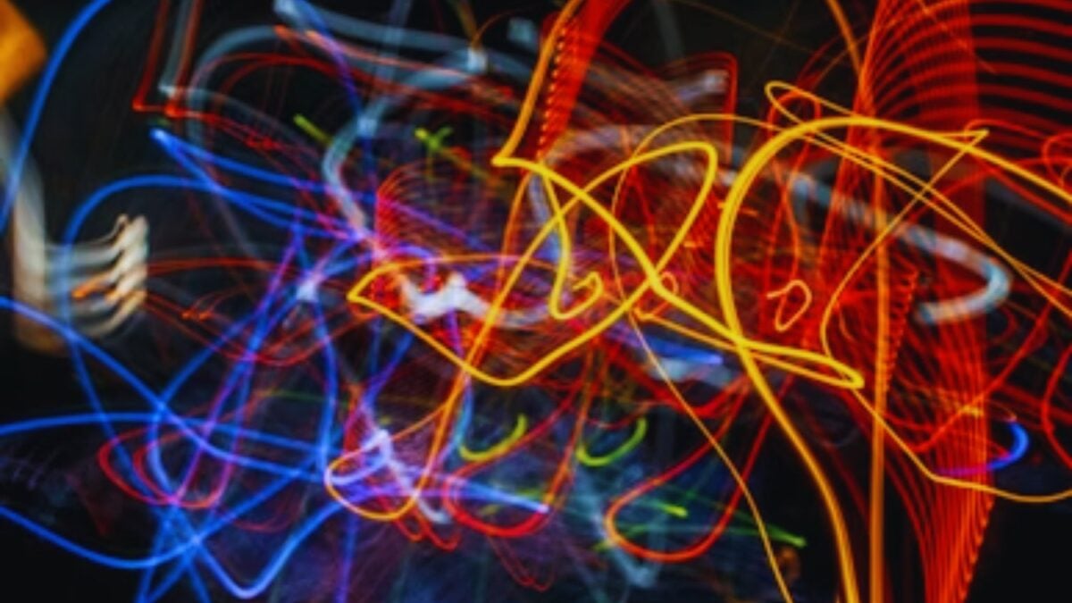 Los electrones siempre han tenido masa, pero un experimento logró algo inesperado. En grafeno bicapa comenzaron a comportarse como la luz y desconcertaron a los físicos