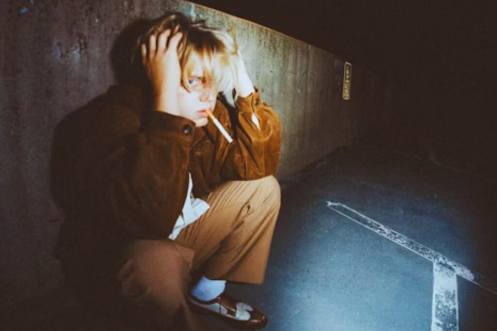 La curva rota: por qué los jóvenes ya no encuentran la felicidad ni a los 20 ni a los 40