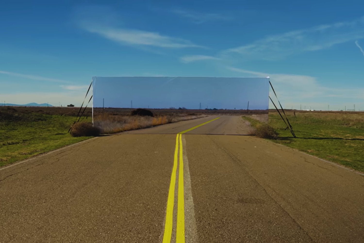 El experimento más surrealista contra el Autopilot de Tesla. Una pared pintada al estilo del Coyote y el Correcaminos lo dejó en evidencia