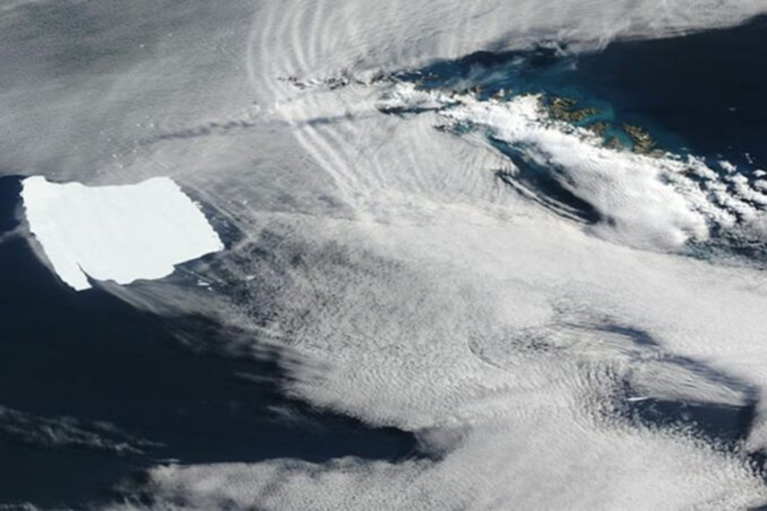 El iceberg más longevo de la Antártida entra en su recta final. A-23A, una mole del tamaño de varias ciudades, comienza a fragmentarse rumbo a su desaparición