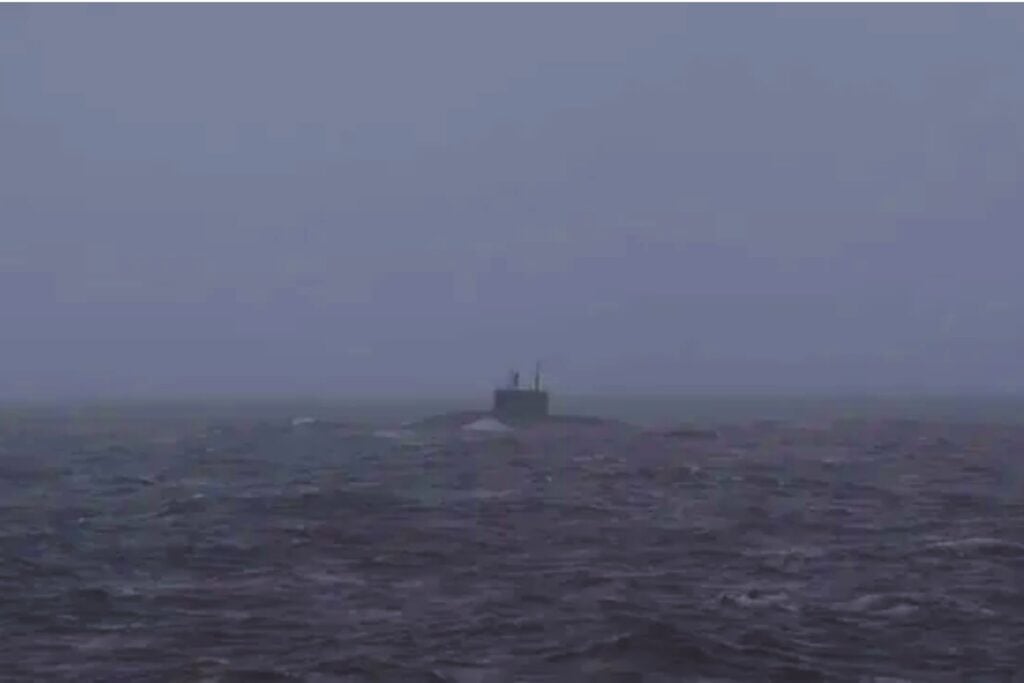 Un submarino ruso cruza Gibraltar en superficie y levanta sospechas: una avería lo expone a un riesgo explosivo en pleno Atlántico