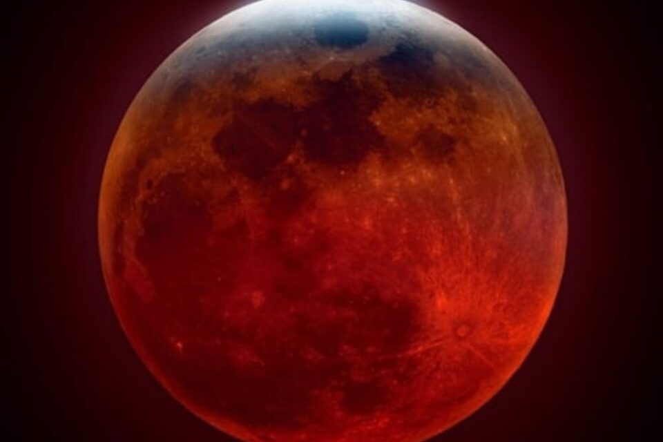 Todo lo que necesitas saber sobre el eclipse lunar total de esta noche