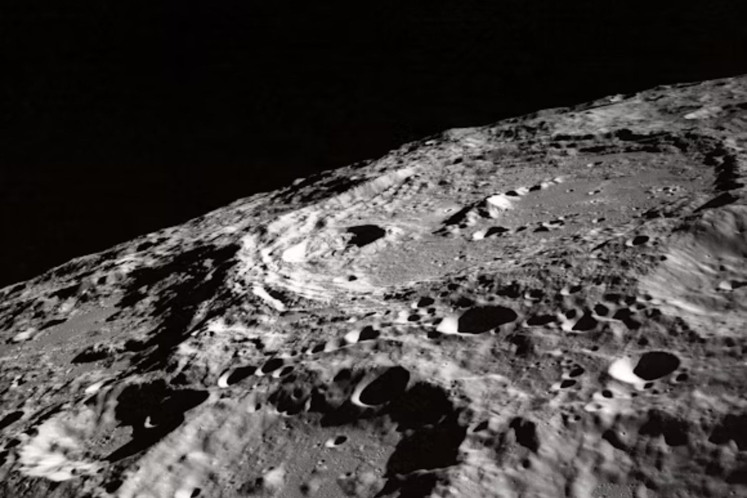 China confirma lo impensado: la Luna no solo tiene agua, sino más de la que los científicos esperaban encontrar