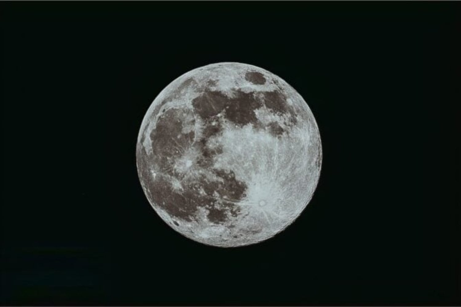China confirma lo impensado: la Luna no solo tiene agua, sino más de la que los científicos esperaban encontrar