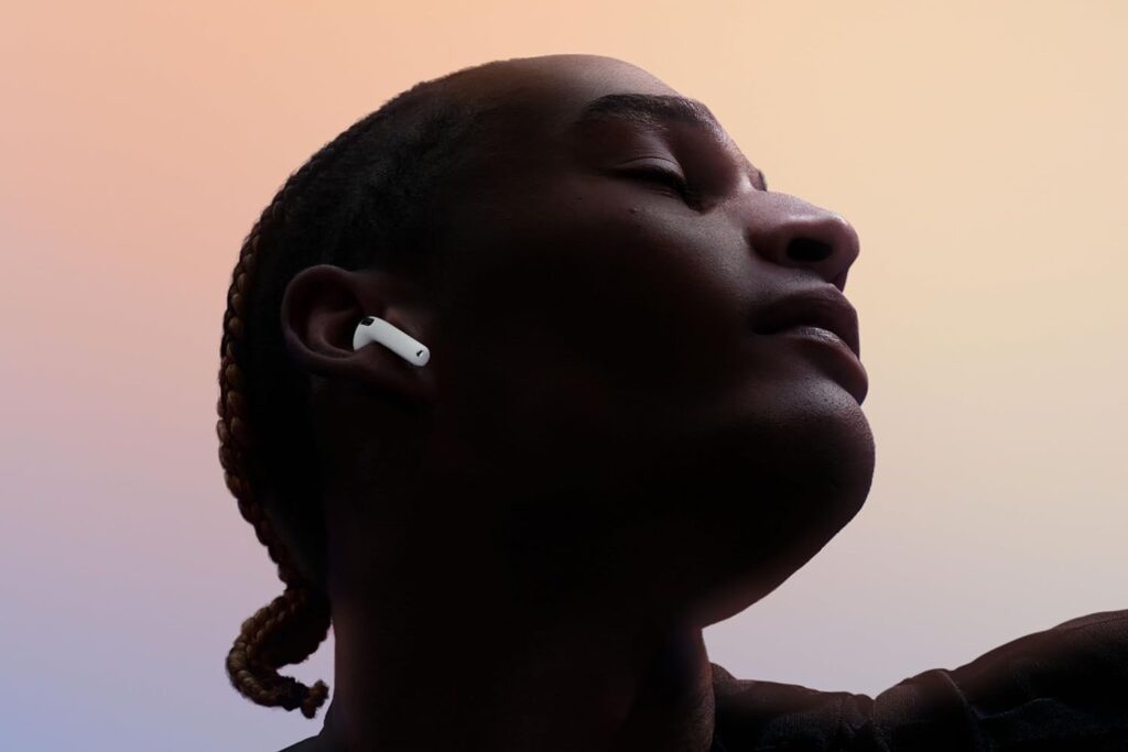 Apple AirPods 4, Auriculares inalámbricos, Bluetooth, con Audio Espacial Personalizado, Resistentes al Agua y el Sudor, Estuche de Carga USB-C, Chip H2 y hasta 24 Horas de autonomía