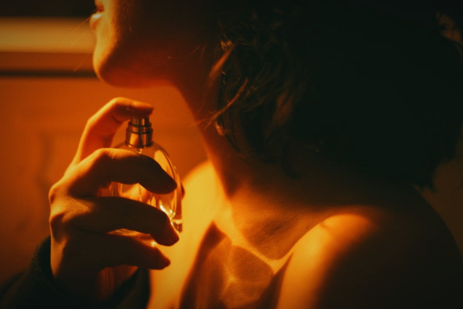 La razón médica por la que nunca deberías aplicar perfume en tu cuello