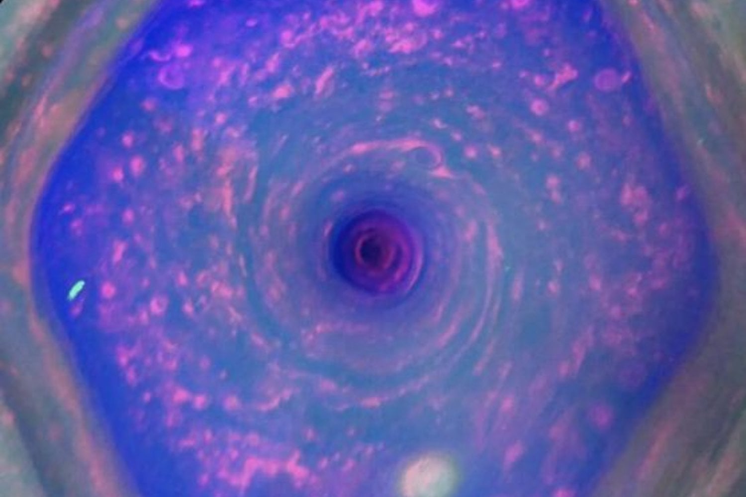 El James Webb detecta “perlas oscuras” flotando en Saturno: un fenómeno que la ciencia aún no logra explicar